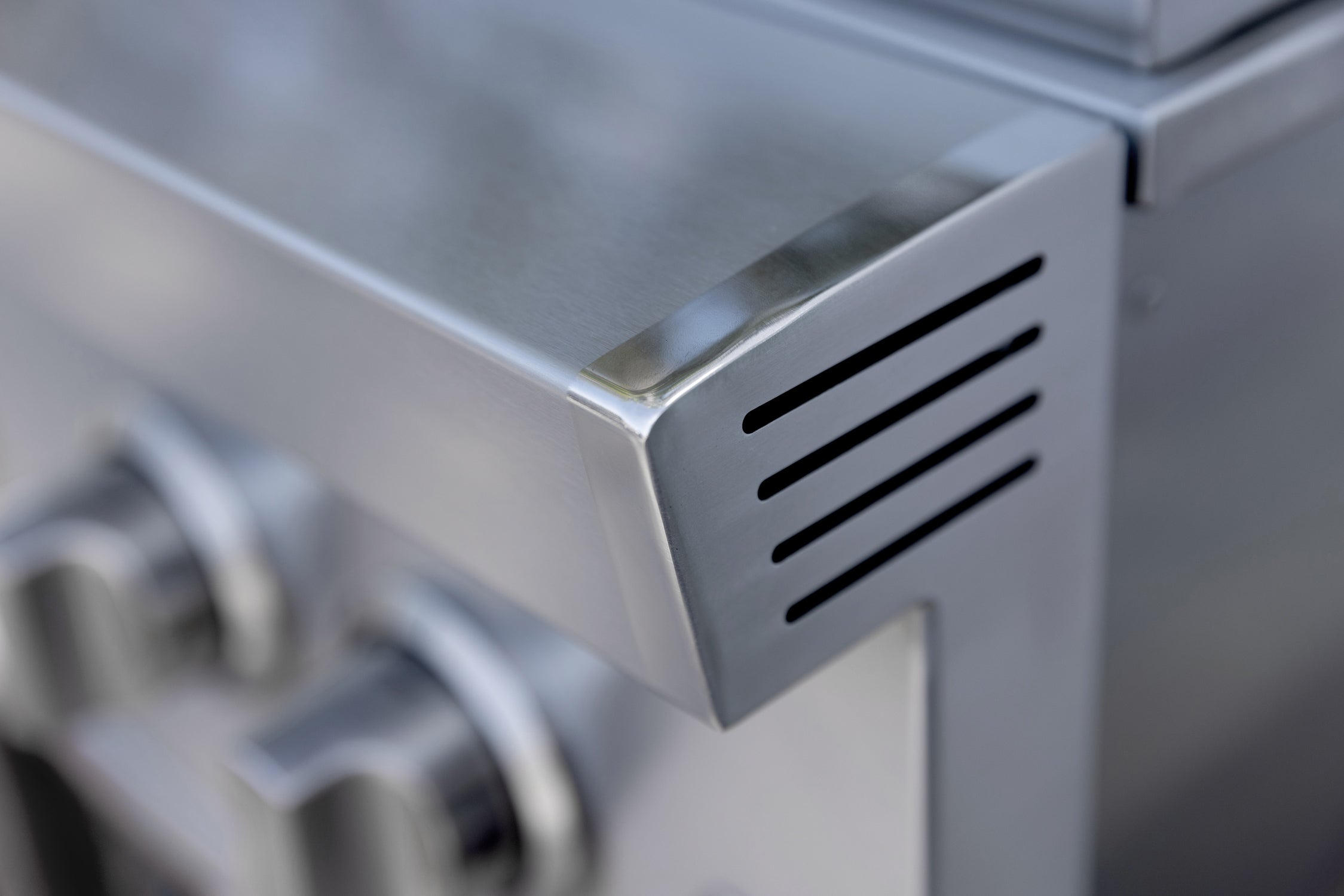 Atlas Double Side Burner, stainless steel bull-nose corner trim detail