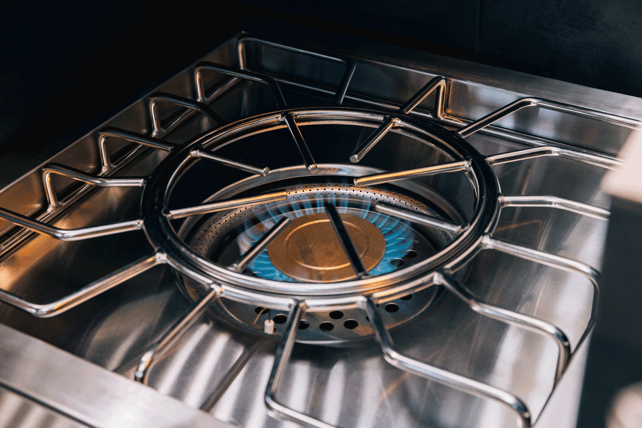 Encore Power Burner, close-up of lit dual-ring burner with blue flame
