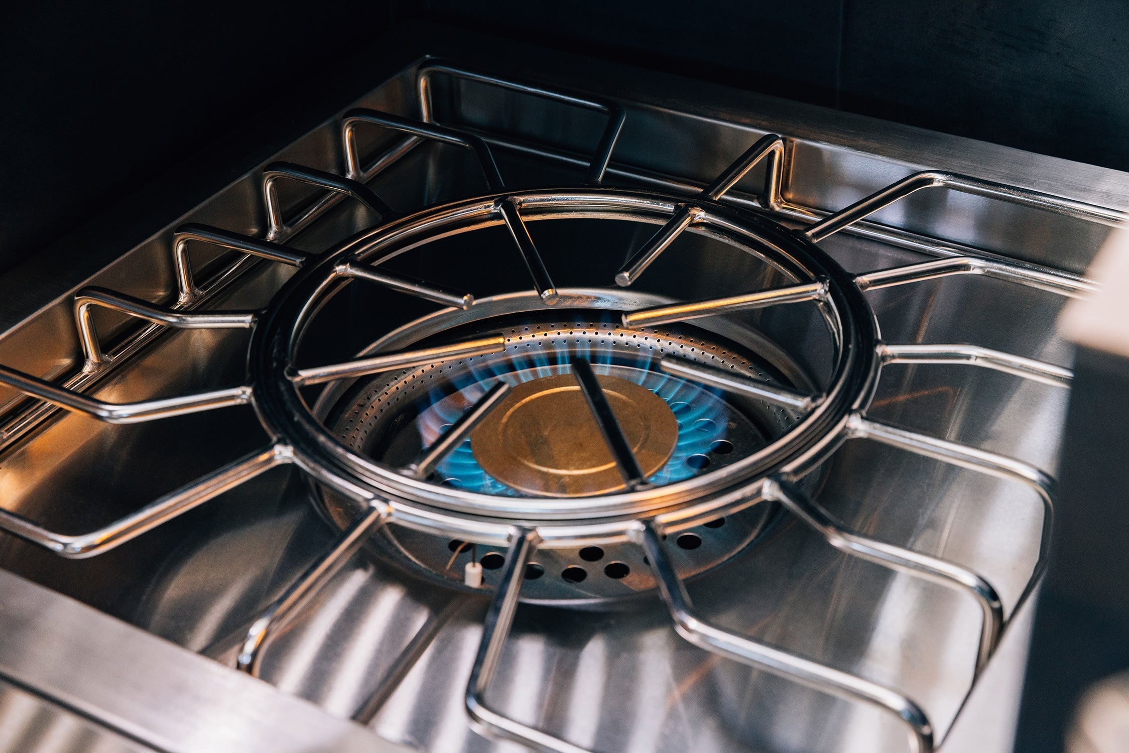 Estate Power Burner, close-up of dual-ring burner beneath cooking grate