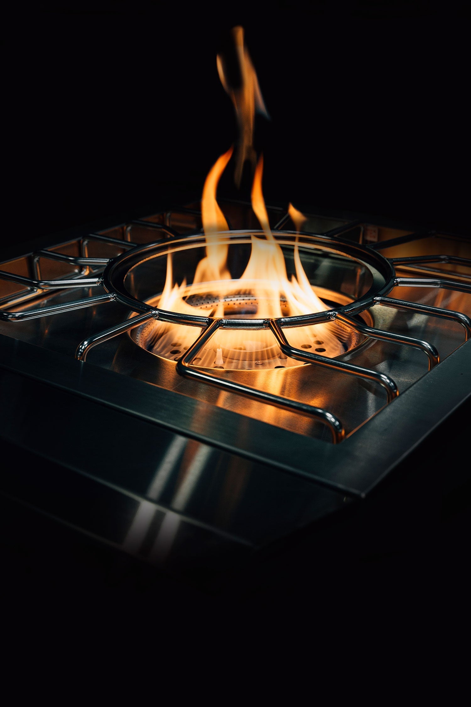 Estate Power Burner, lit flame detail on dual-ring burner