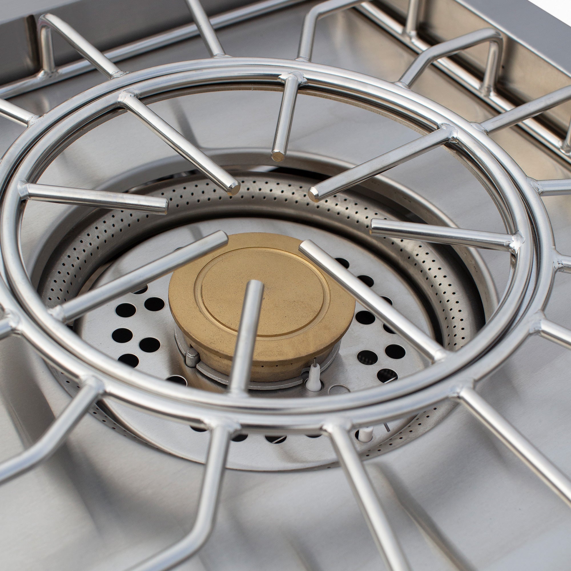 Muscle Power Burner, close-up of dual-ring brass burner beneath cooking grate